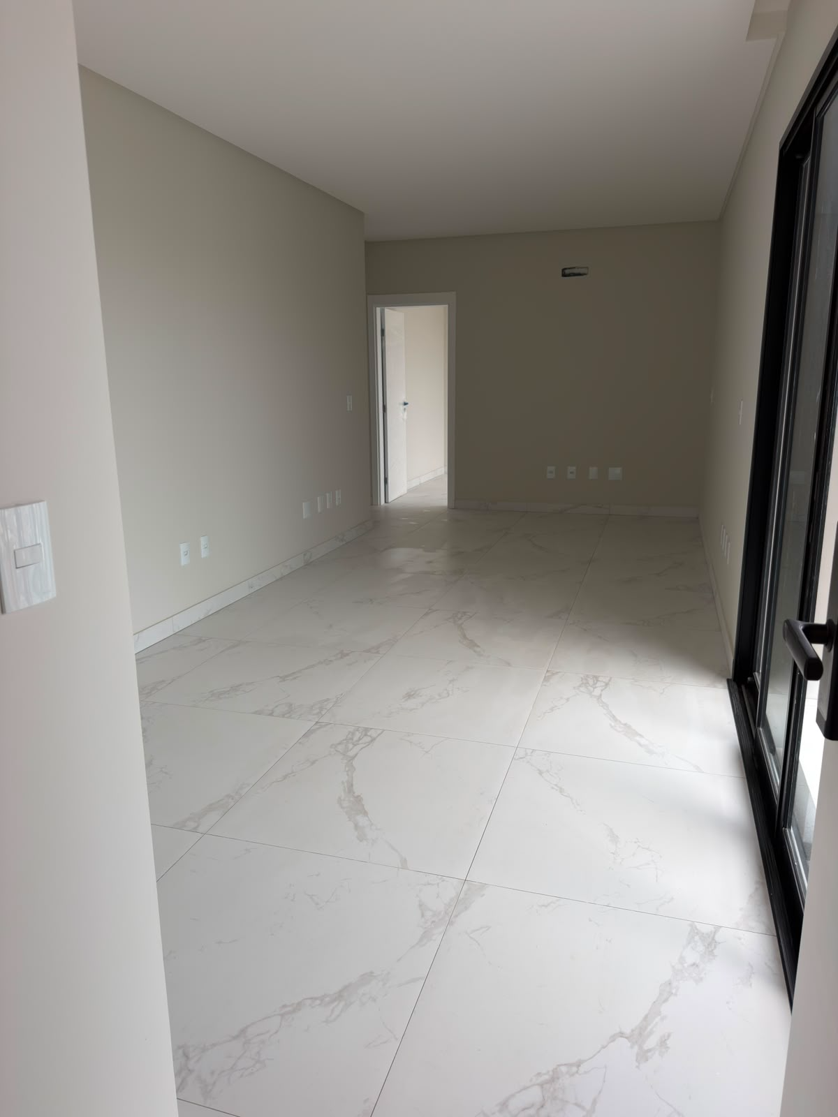 Paradise Residence — Ambiente amplo com porcelanato