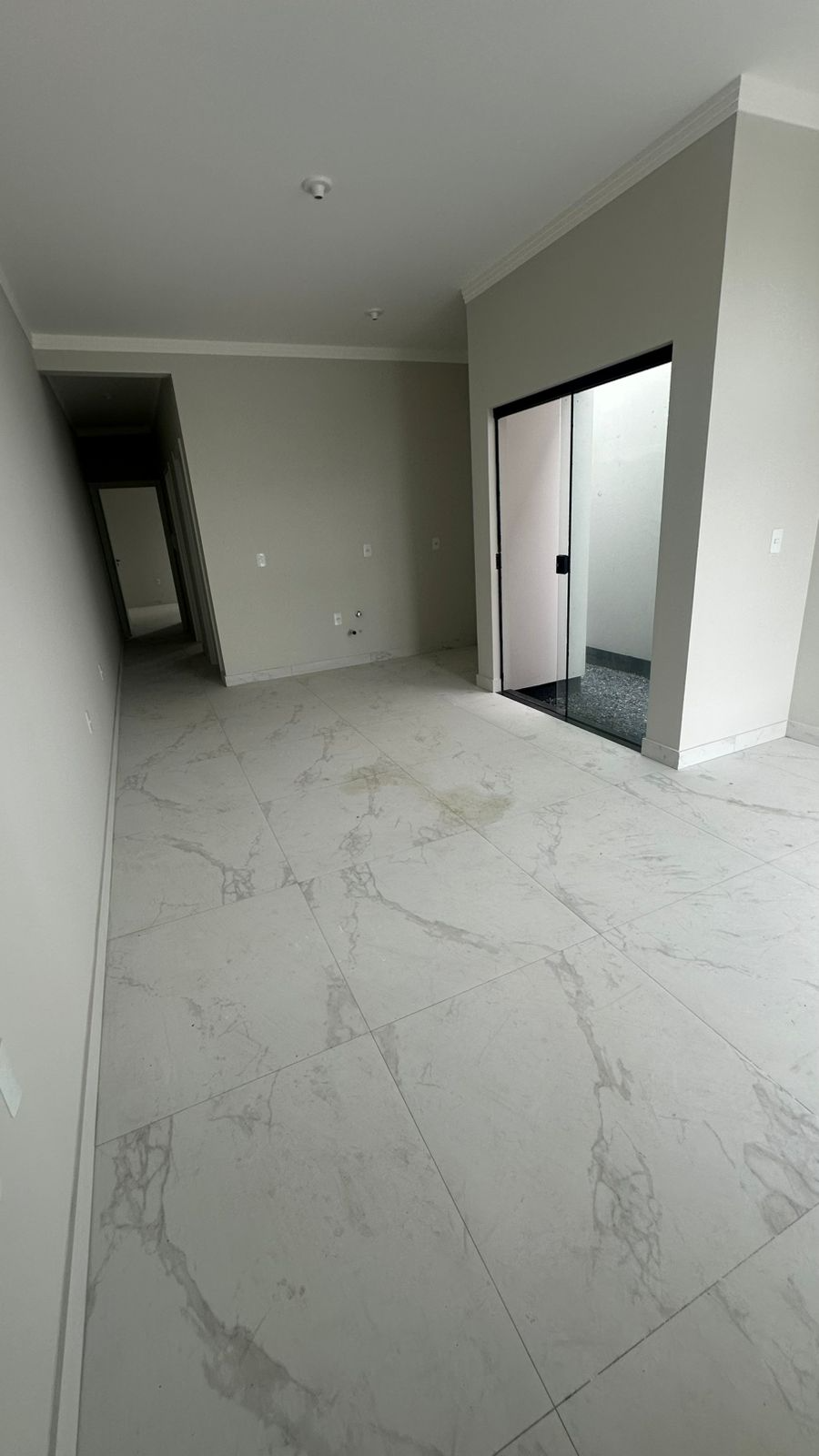Residencial Flores Reis — Sala com acesso aos fundos