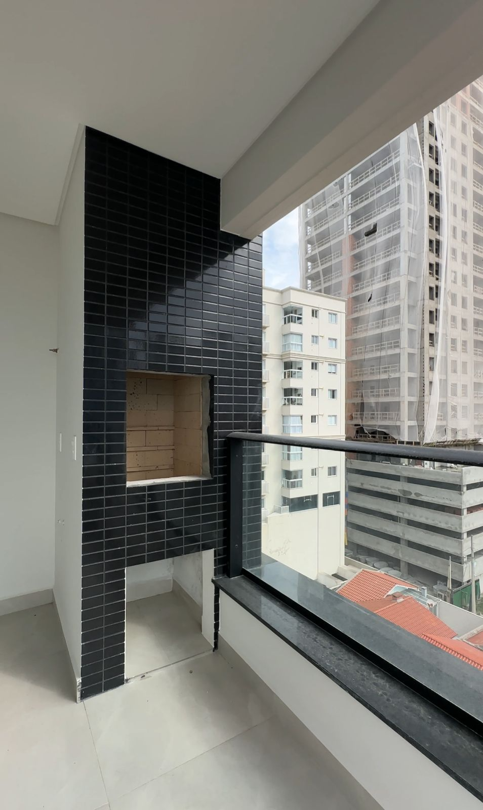 Residencial Axplenium — Apartamento 701 — Sacada com churrasqueira a carvão